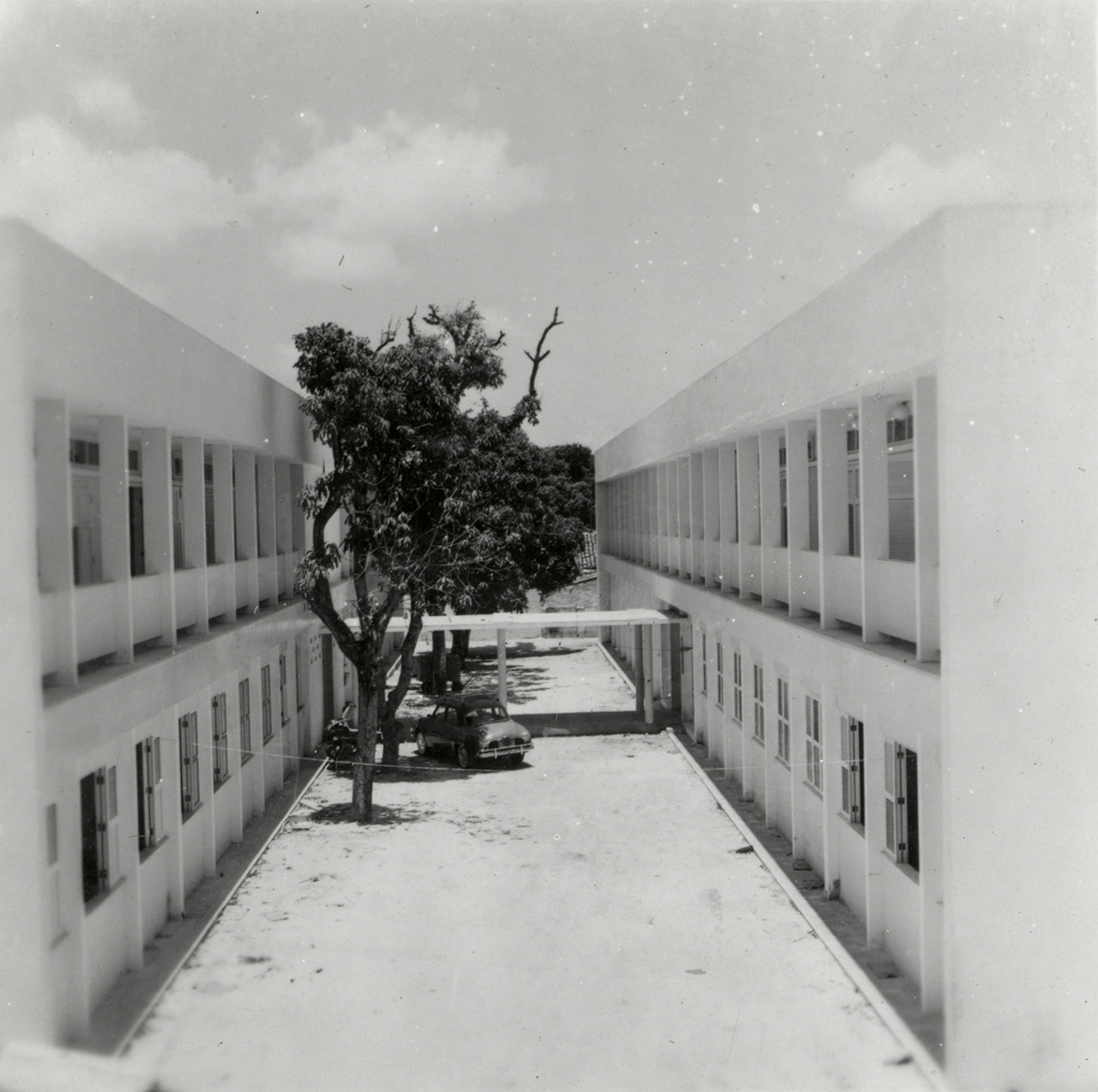 Prédio do Instituto de Química e Tecnologia, à esquerda; prédio do Instituto de Matemática, à direita, 1961.
