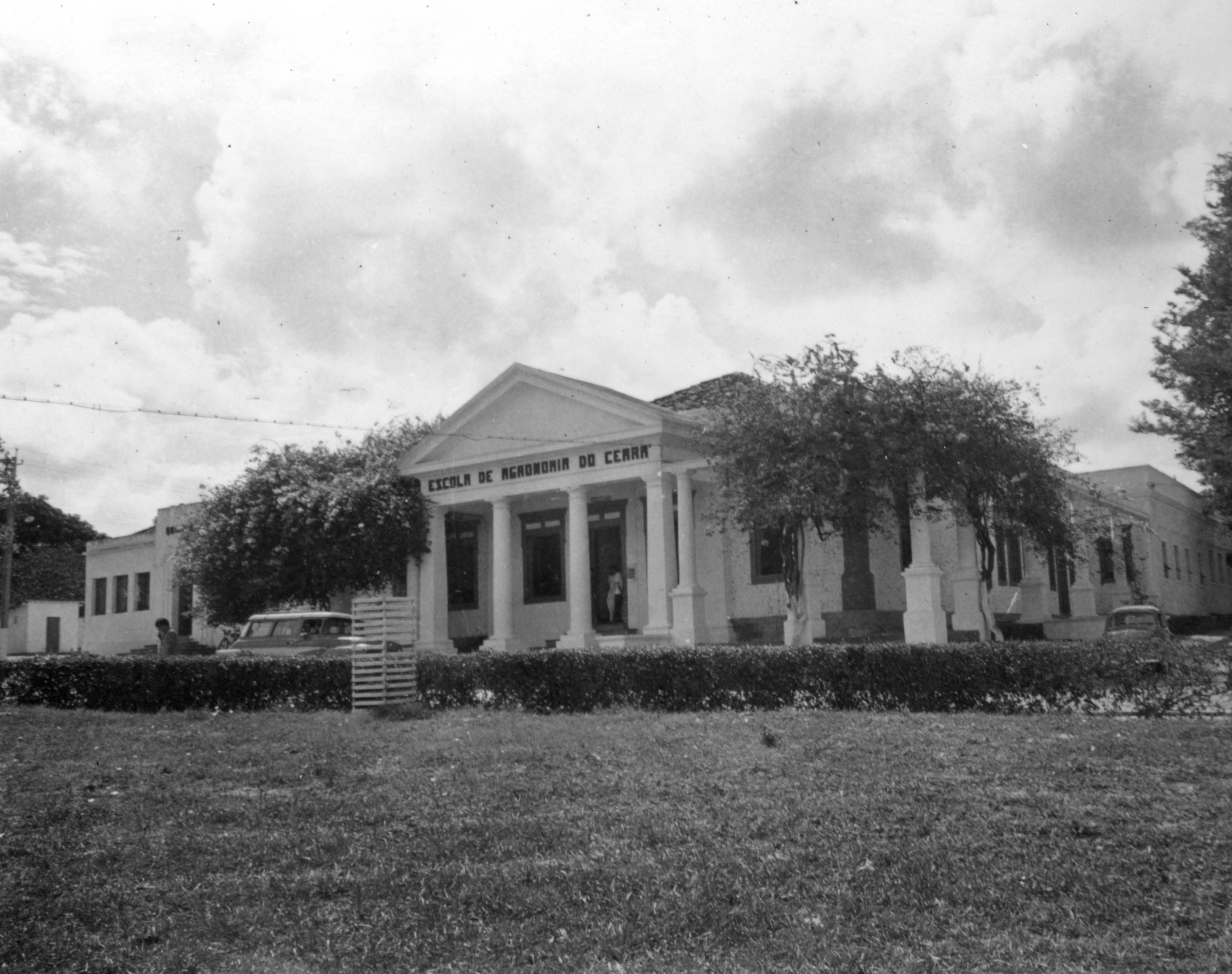 Escola de Agronomia, 1965. Criada em 1918 como uma instituição particular, foi estadualizada em 1935 e federalizada em 1950. Com a criação da Universidade do Ceará, em 1954, a Escola passou a fazer parte de sua estrutura administrativa.