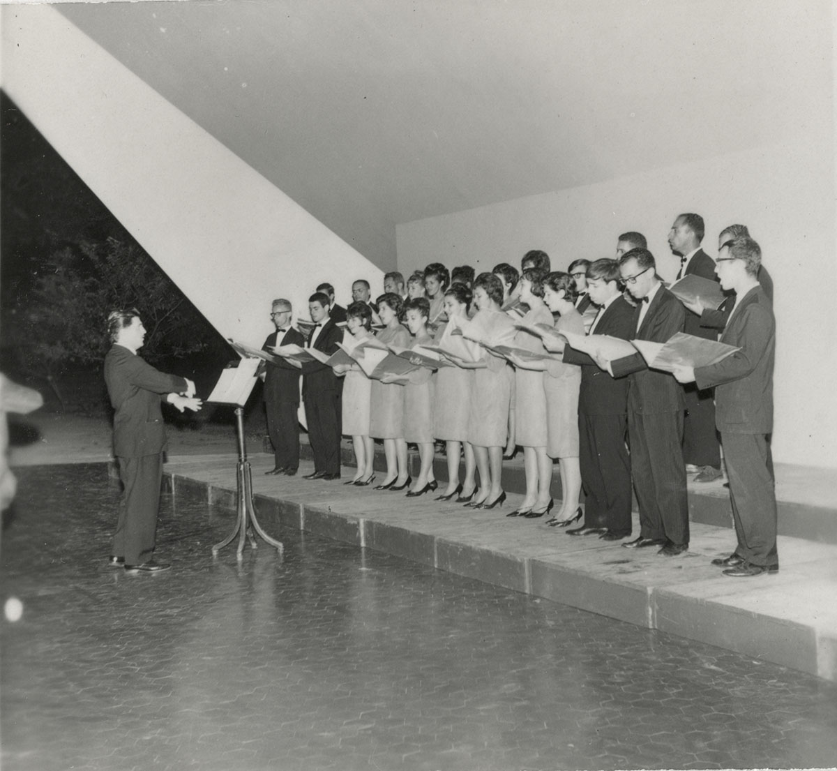 Apresentação do Madrigal de Brasília na Concha Acústica, 1963.